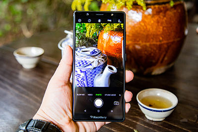 BlackBerry Evolve hỗ trợ Flash Selfie bắt những khoảng khắc tốt nhất.