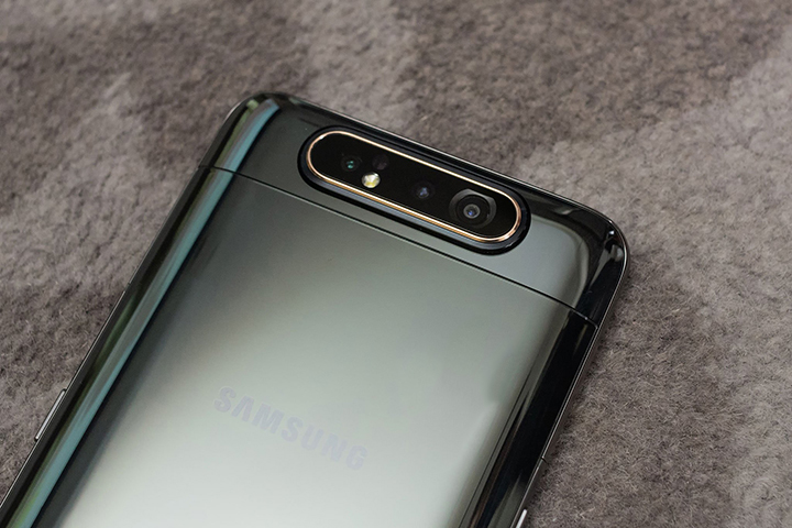 Samsung Galaxy với thiết kế nhỏ gọn, giúp cảm giác cầm rất thoải mái.