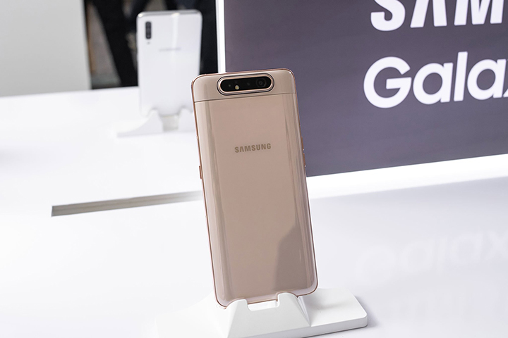 Samsung Galaxy A80 với camera xoay trượt vượt trội.