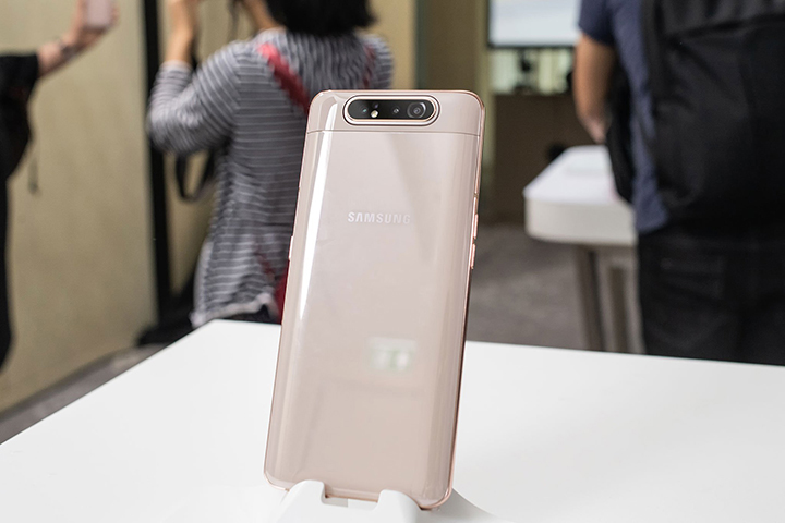 Samsung Galaxy A80 với camera xoay trượt vượt trội.