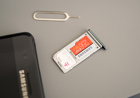 Note 8 được trang bị 2 sim và khe cắm thẻ nhớ mở rộng lên đến 256GB