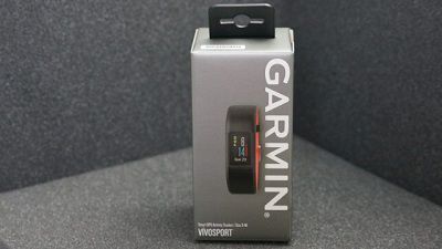 Hộp khá vuông vắn của Garmin Vivosport.