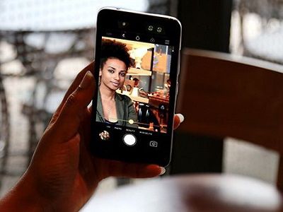 Camera selfie với camera kép mang đến bức ảnh có góc rộng và đẹp hơn