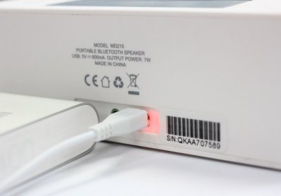 Khi sạc pin Microlab MD-215 sẽ sáng đèn ngay cổng sạc USB