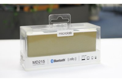 Loa Microlab MD-215 được đặt trong 1 hộp nhựa trong suốt 