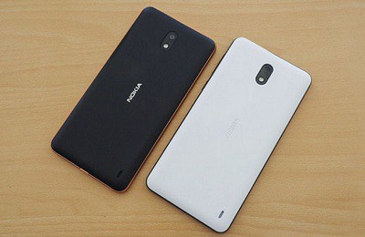 Mặt lưng của Nokia 2 được phủ sơn nhám rất tinh xảo.