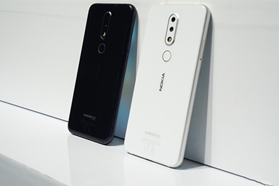 Nokia 6.1 Plus trưng bày 2 màu trắng và đen