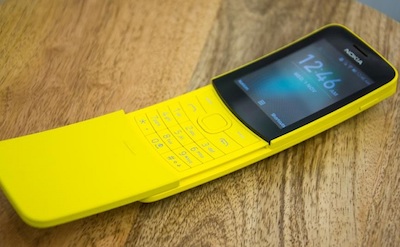 Mặt trước Nokia 8110 4G với thanh trượt độc đáo.