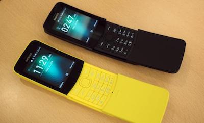 Nokia 8110 4G với hai màu đen và vàng.