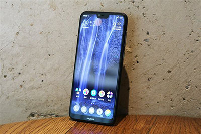 Mặt trước Nokia X6 với màn hình tràn viền