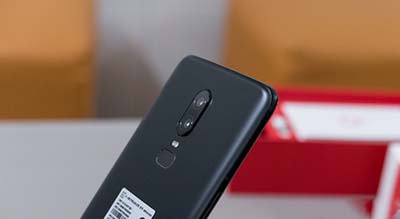 Camera trên OnePlus 6 được bố trí dọc ngay dưới là đèn Led và cảm biến vân tay.