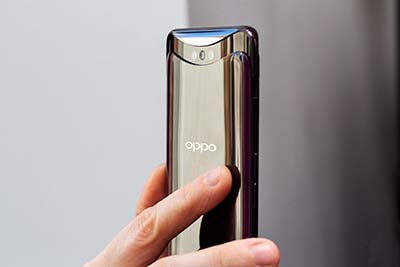 Trên tay chiếc Oppo Find X rất sang trọng.