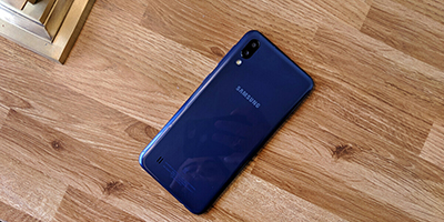 Galaxy M10 với mặt lưng sang trọng, với thiết kế nguyên khối 