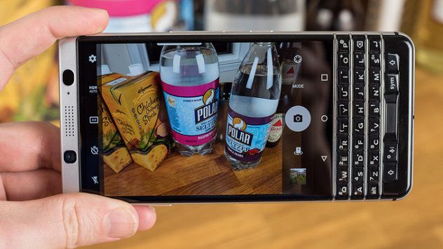 so-sanh-blackberry-keyone-va-bphone-2017-22
