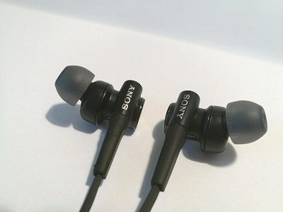 Sony MDR-XB50AP được thiết kế nghiêng vào trong.