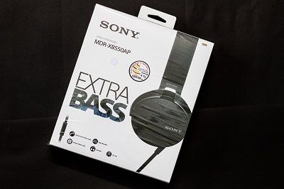 Phần hộp ngoài của tai nghe Sony MDR-XB550AP.