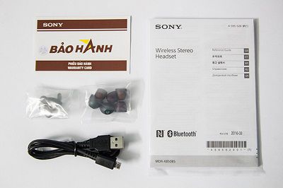 Một sộ phụ kiện đi kèm cho Sony MDR-XB50BS.