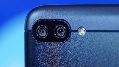 Pegasus 4S trang bị cụm camera kép phía sau (16 MP + 8 MP)