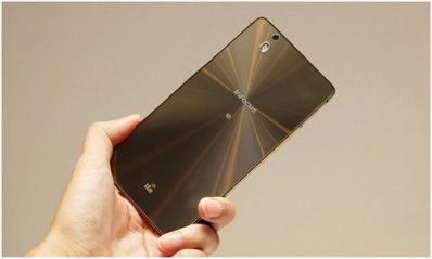 Tuy nhiên với thiết kế kim loại làm cho Smartphone khó bắt tín hiệu và màu sắc nhàm chán hơn
