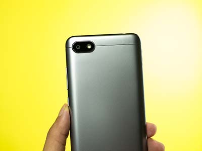 Camera sau trên Xiaomi Redmi 6A được bố trí ngang cùng với flash