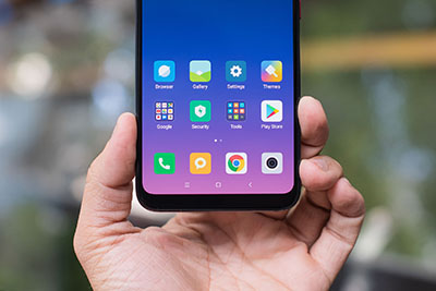 Xiaomi Mi 8 Pro với phần viền màn hình rất mỏng.