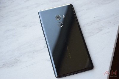 Xiaomi Mix 2 camera được trang bị viền mạ vàng.