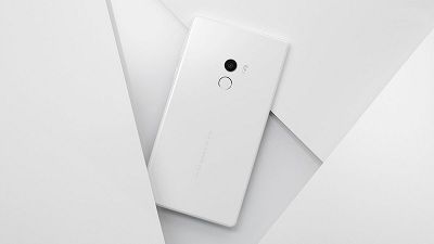 Xiaomi Mix 2 camera được trang bị viền mạ vàng.