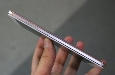 Nút nguồn và điều chỉnh âm lượng được đặt ở cạnh phải của máy Xiaomi Redmi Note 5A
