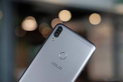 Camera kép được bố trí dọc trên Zenfone Max Pro